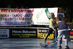 Nadace OKD nám přispěla na florbal v ulicích. Už potřetí za sebou.