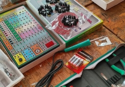 Elektrotechnika se dětem líbí, v premiéře zaplnili kapacitu kroužku.